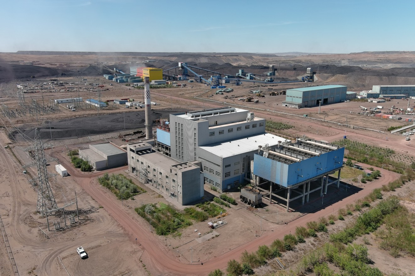 Өмнийн говьд илч, гэрлийг түгээж буй Ухаа худаг цахилгаан станцыг танилцуулж байна