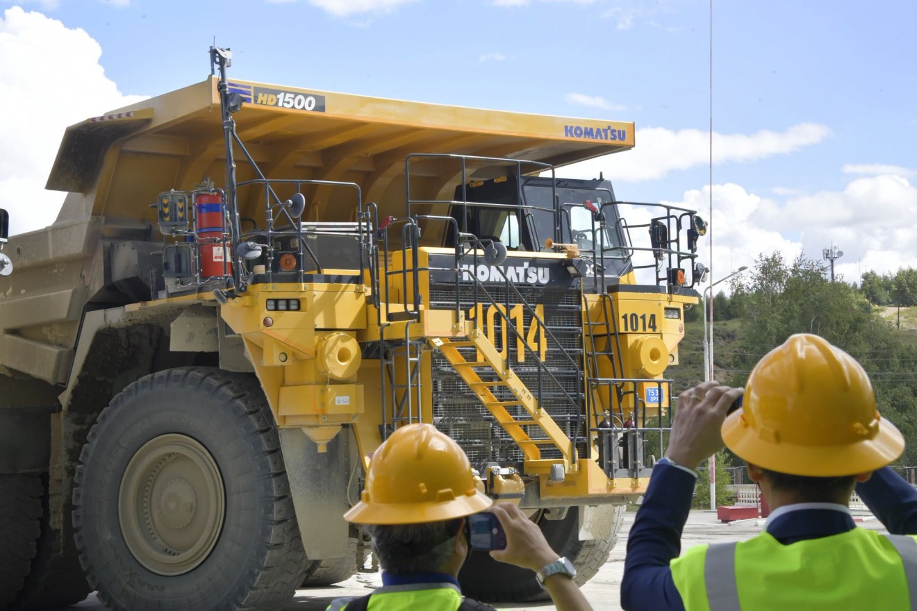 Эрдэнэт үйлдвэр: 142 тонны даацтай “Komatsu HD1500-8” загварын өөрөө буулгагч найман  автомашиныг хүлээн авч, ажилд гаргалаа