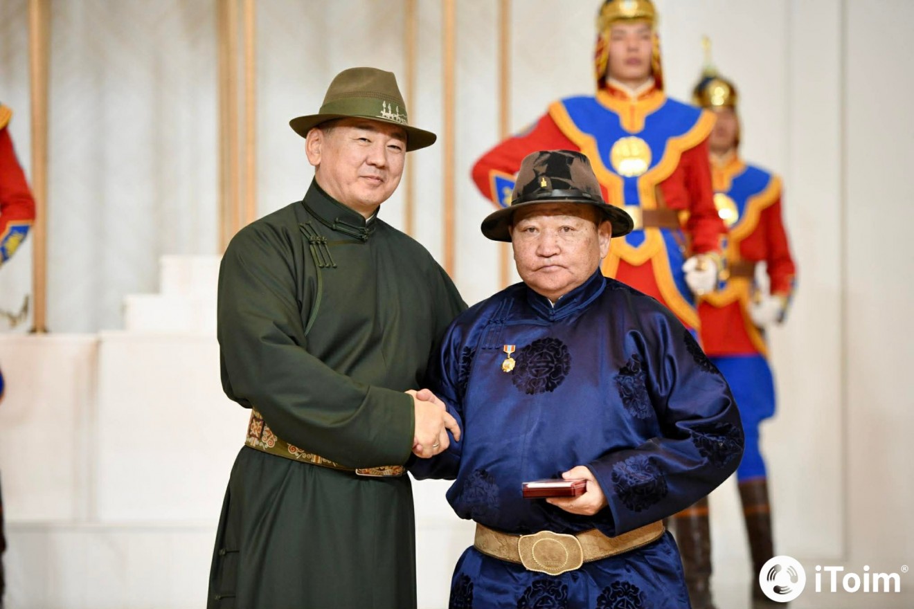  Гүрсэдийн Соронзонболдод Гавьяат уурхайчин цол хүртээлээ