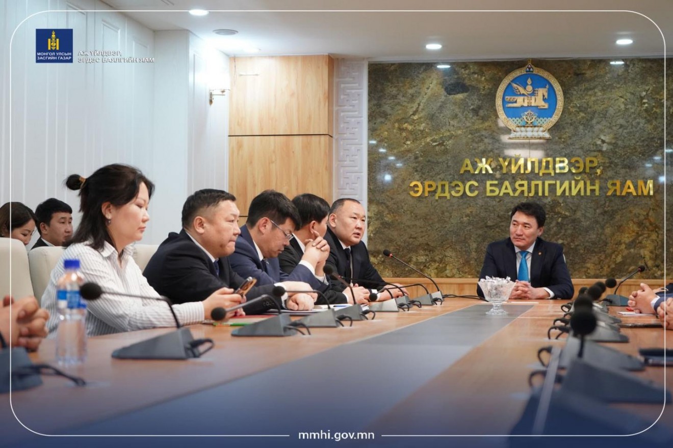 Аж үйлдвэр, эрдэс баялгийн дэд сайд Б.Энхтүвшин ажлаа хүлээж авлаа