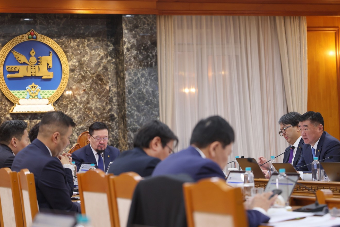 Хяналтын болон бүтээмжийн менежер, сайд нарын зөвлөхүүдийг цомхотгож, дэд сайд нарыг томиллоо