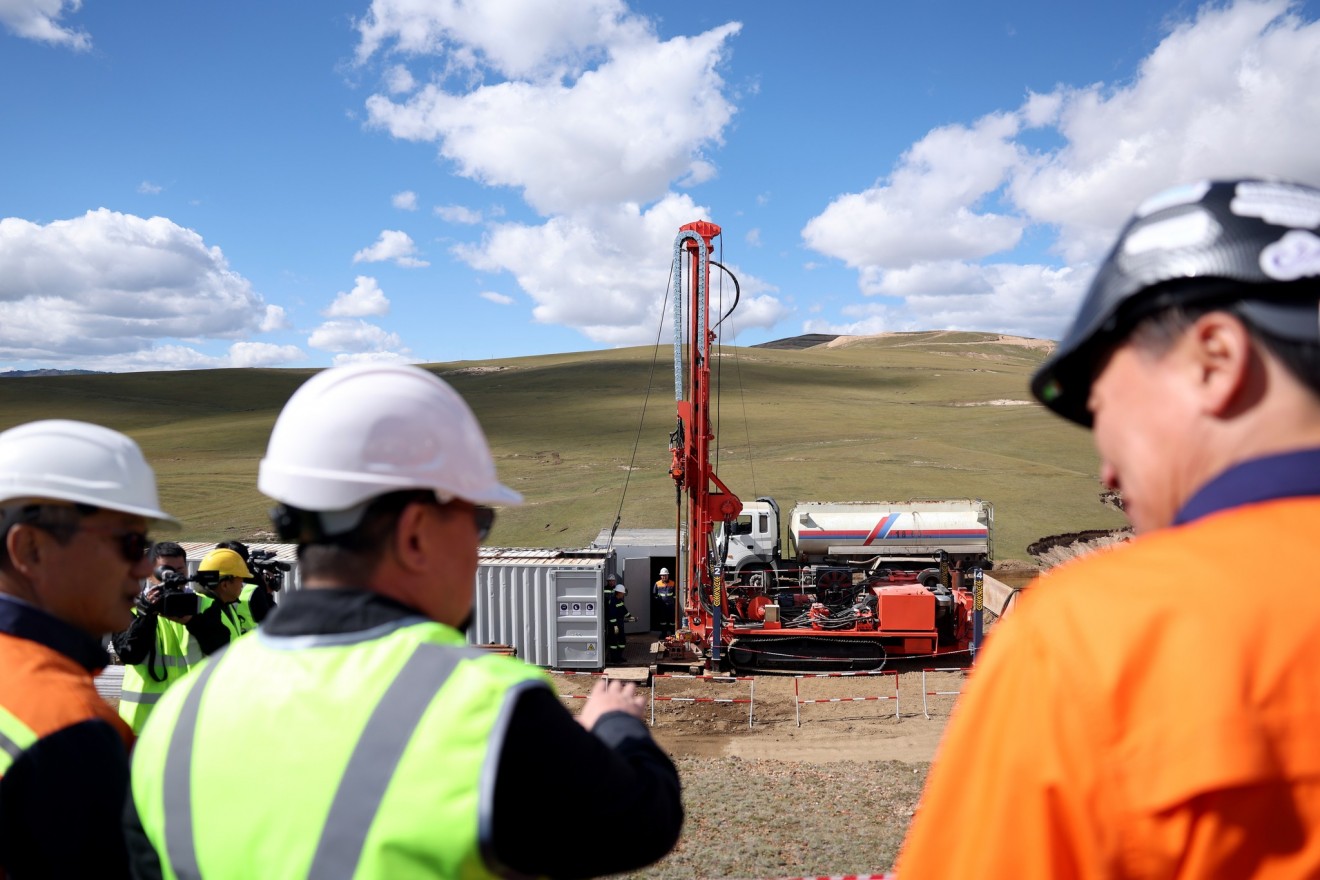 Зэсийн баяжмал хайлуулах үйлдвэр гацсан уу, эсвэл...