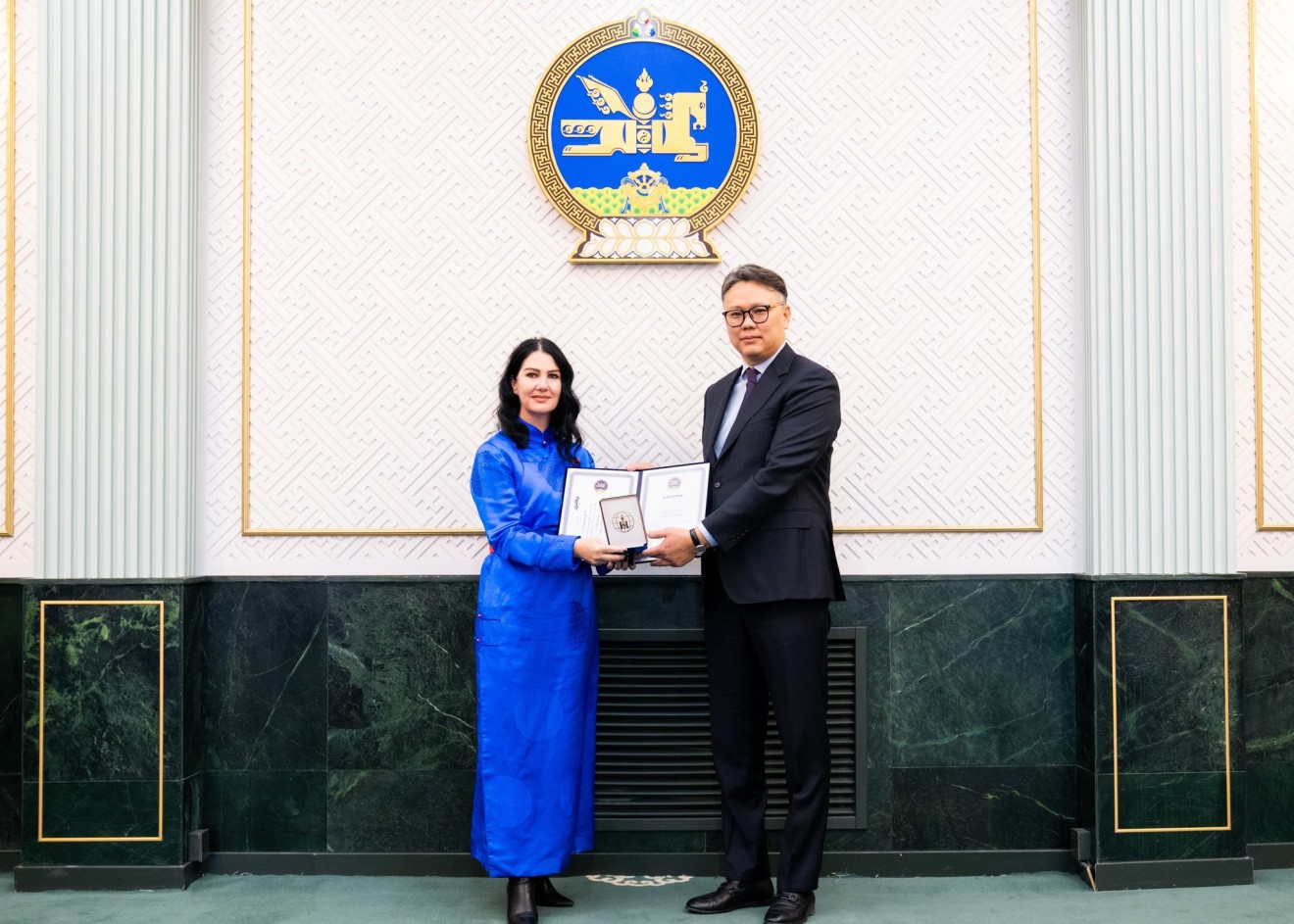 “Оюу толгой” компанийн Гүйцэтгэх захирал Дэйрдрэ Лингенфэлдерийг “Найрамдал медаль”-аар шагналаа