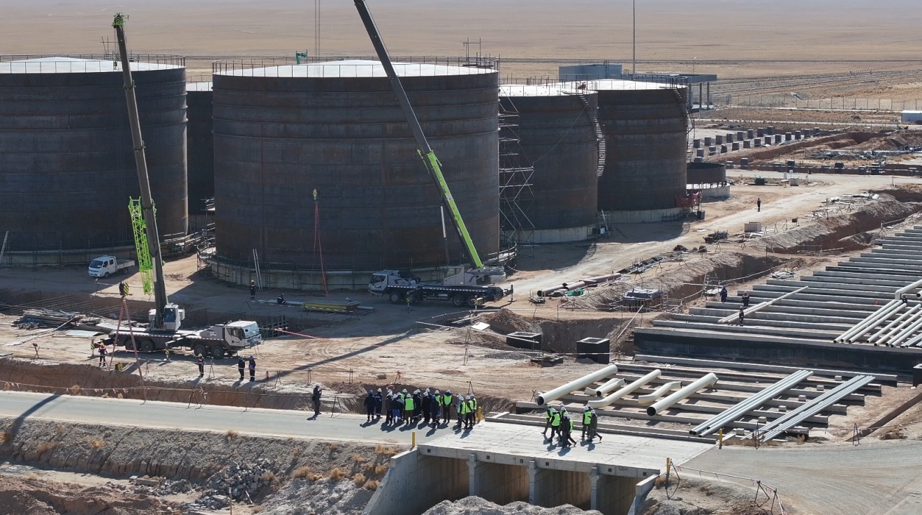 Ерөнхий сайд Н.Учрал  Газрын тос боловсруулах үйлдвэрийн бүтээн байгуулалтын явцтай танилцаж байна