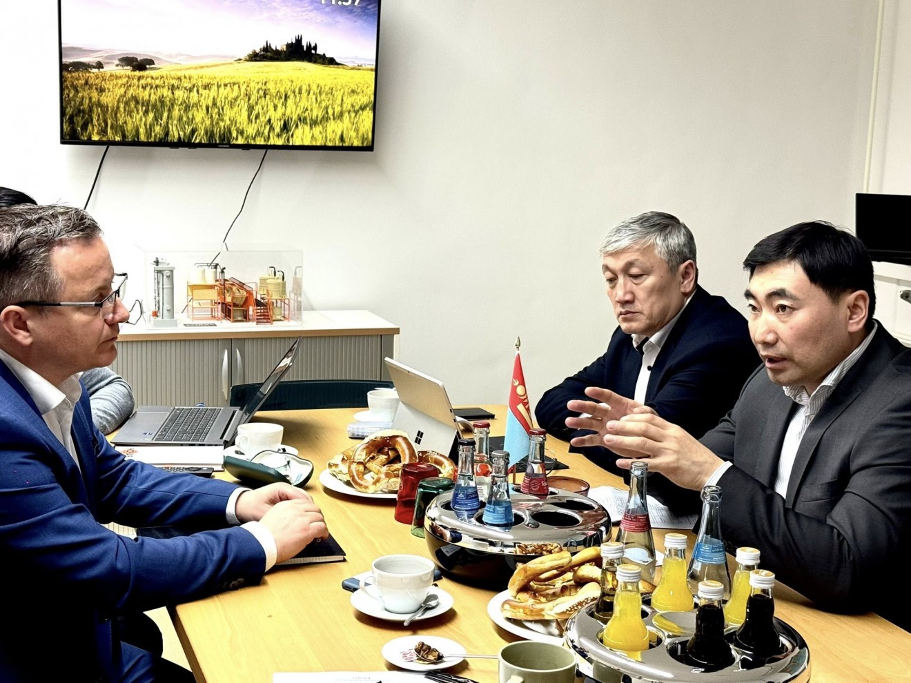 Алт цэвэршүүлэх үйлдвэр барих яамны ажлын хэсэг ХБНГУ-д албан томилолтоор ажиллаж байна