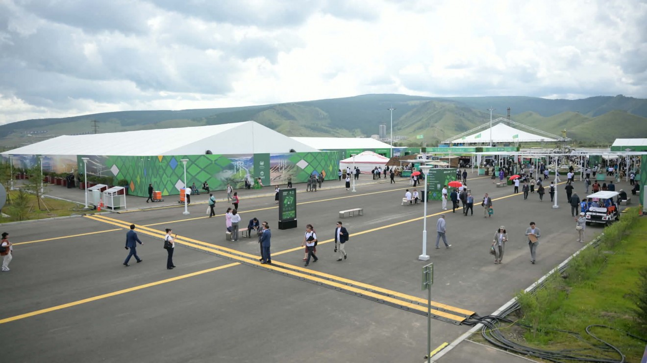 COP17 хурлын Ногоон бүсэд Улаанбаатар хот хөгжлийн төслүүдээ танилцуулж байна