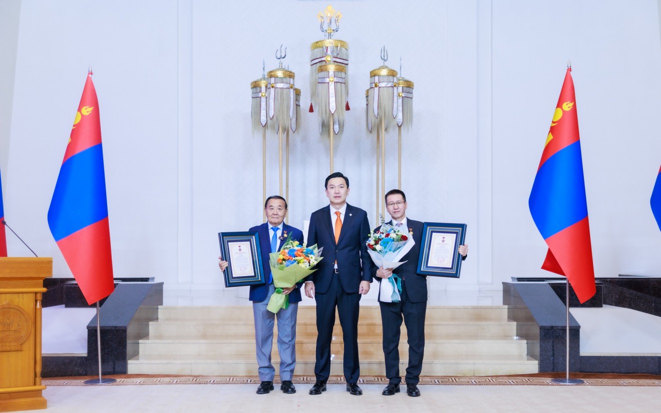 Б.Чимидийн нэрэмжит шагналыг Гавьяат хуульч, профессор Ж.Бямбаа, профессор Ж.Эрхэсхулан нар хүртэв