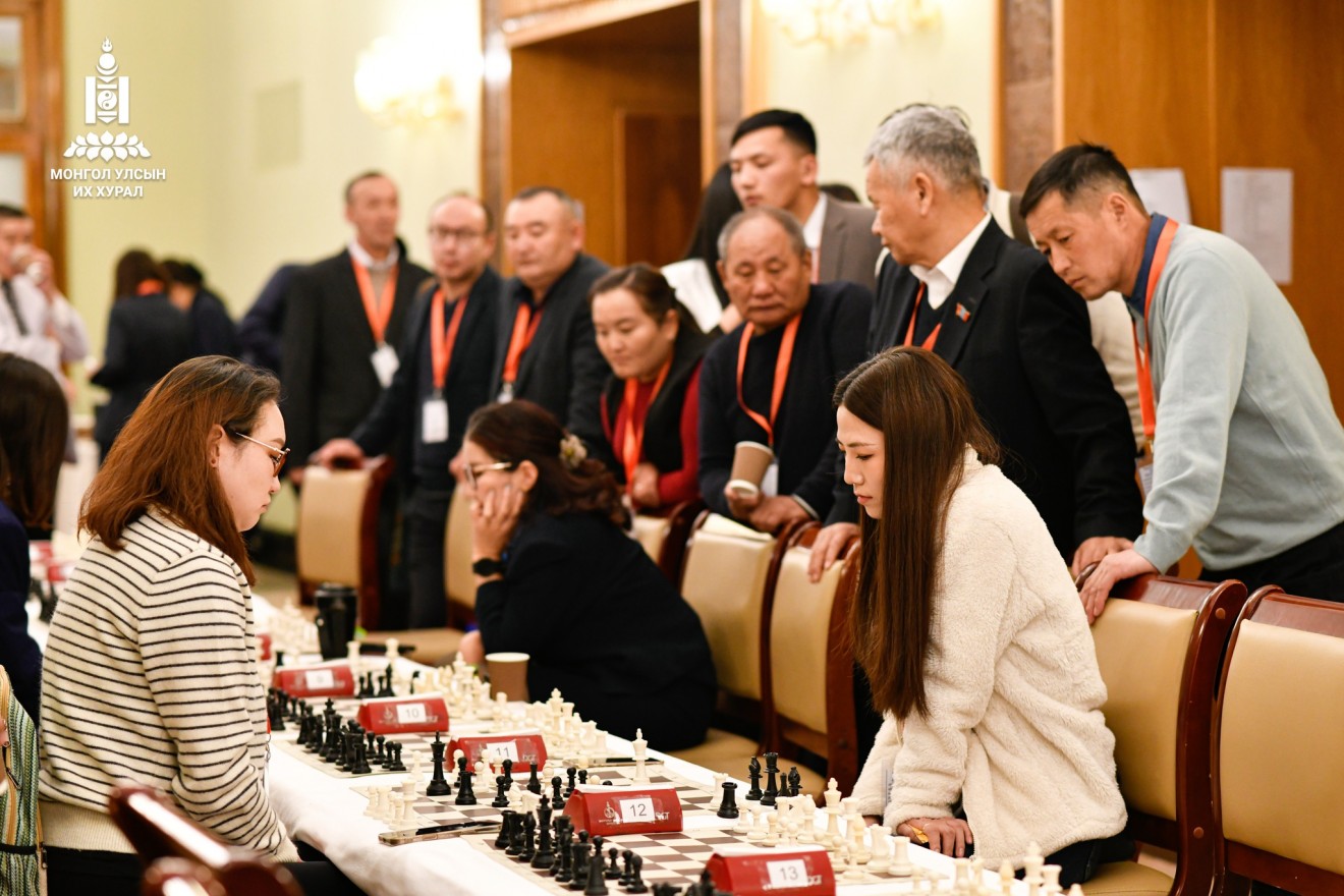 Шатар сонирхогчдын улсын аварга шалгаруулах тэмцээн Төрийн ордонд эхэллээ